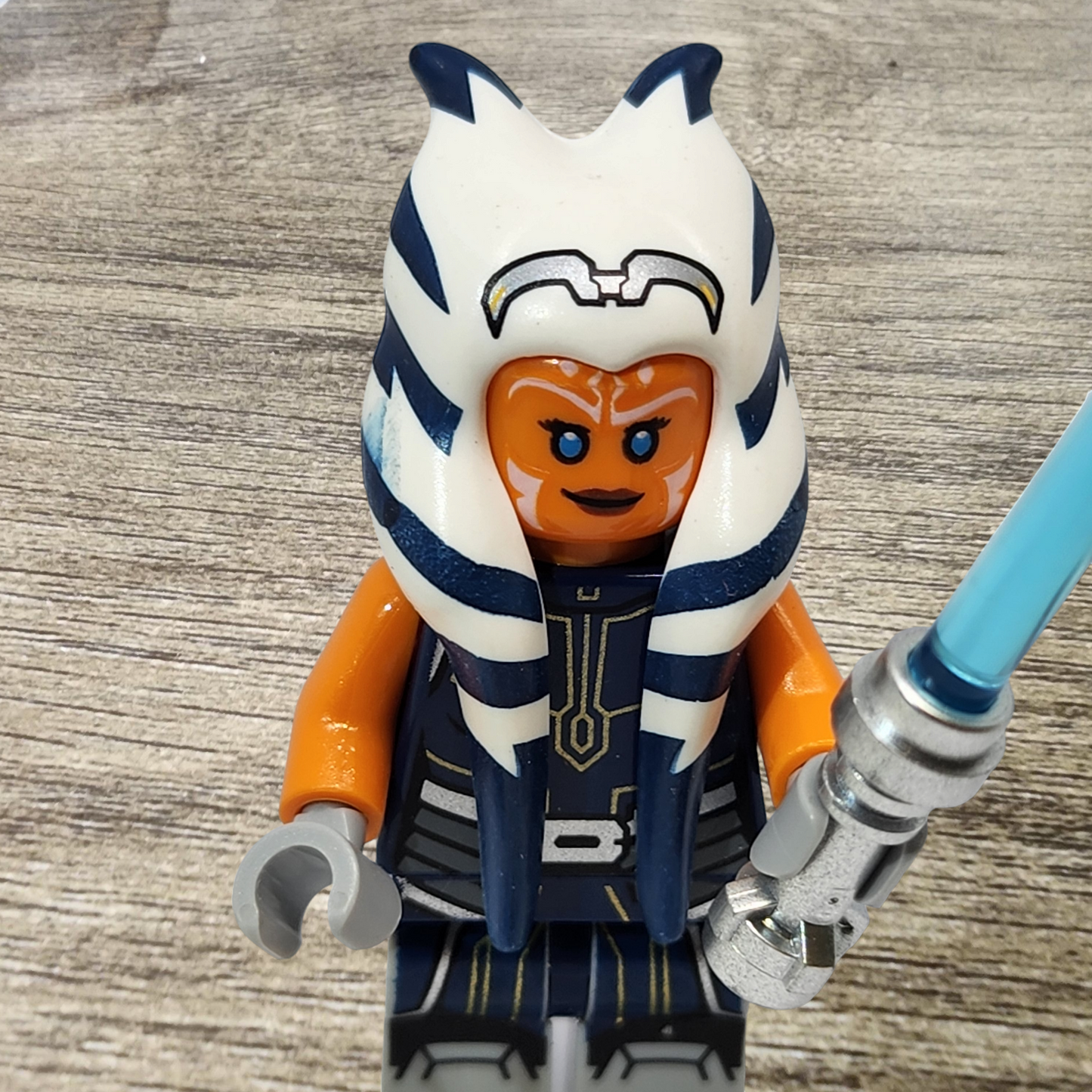Lego Ahsoka Tano Adult sw1096 Minifigure Dark Blue Jumpsuit Star Wars Lightsaber